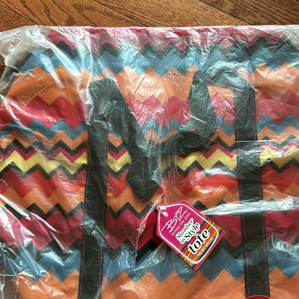 New Beyond The Zone Multicolored Zip Tote Bag Carry Bag. NWT - Picture 3 of 3